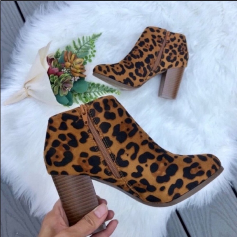 ❤️Leopard Print Contrast Heel Back Zip Booties! - Picture 4 of 5